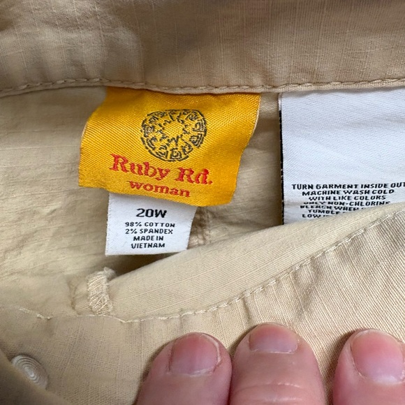 Ruby Rd. Cream Capris - Picture 3 of 4